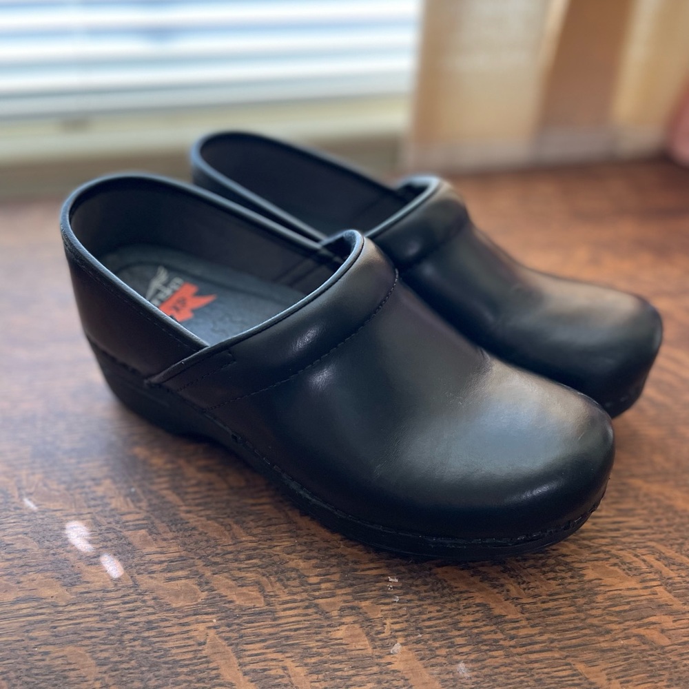 Dansko XP Slip Resistant Leather Clogs 38 Excellent Condition